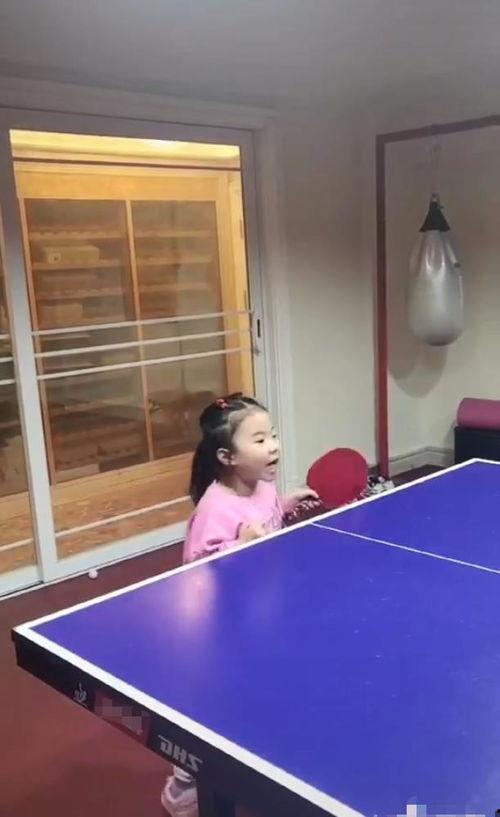 成人双手交替拍球视频,跟随视频学拍球新境界