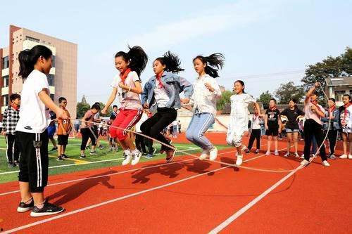 成人长绳8字跳比赛视频